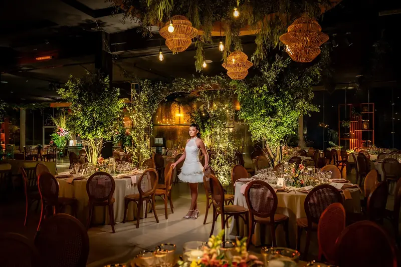 Salón de la fiesta con mesas y la quinceañera al fondo