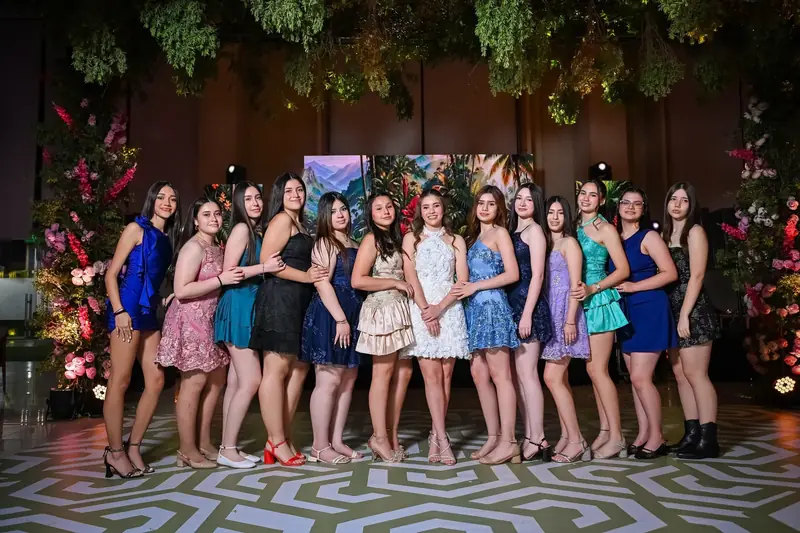 Quinceañera con sus amigas en la pista de baile