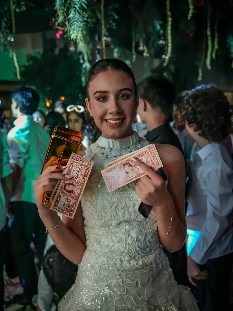 Quinceañera sonriente con sus amigos en la fiesta