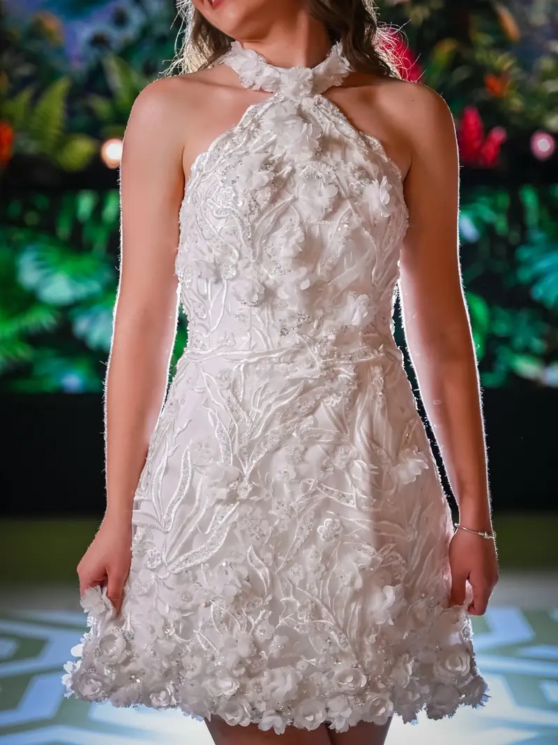 Detalle del vestido blanco con flores en relieve