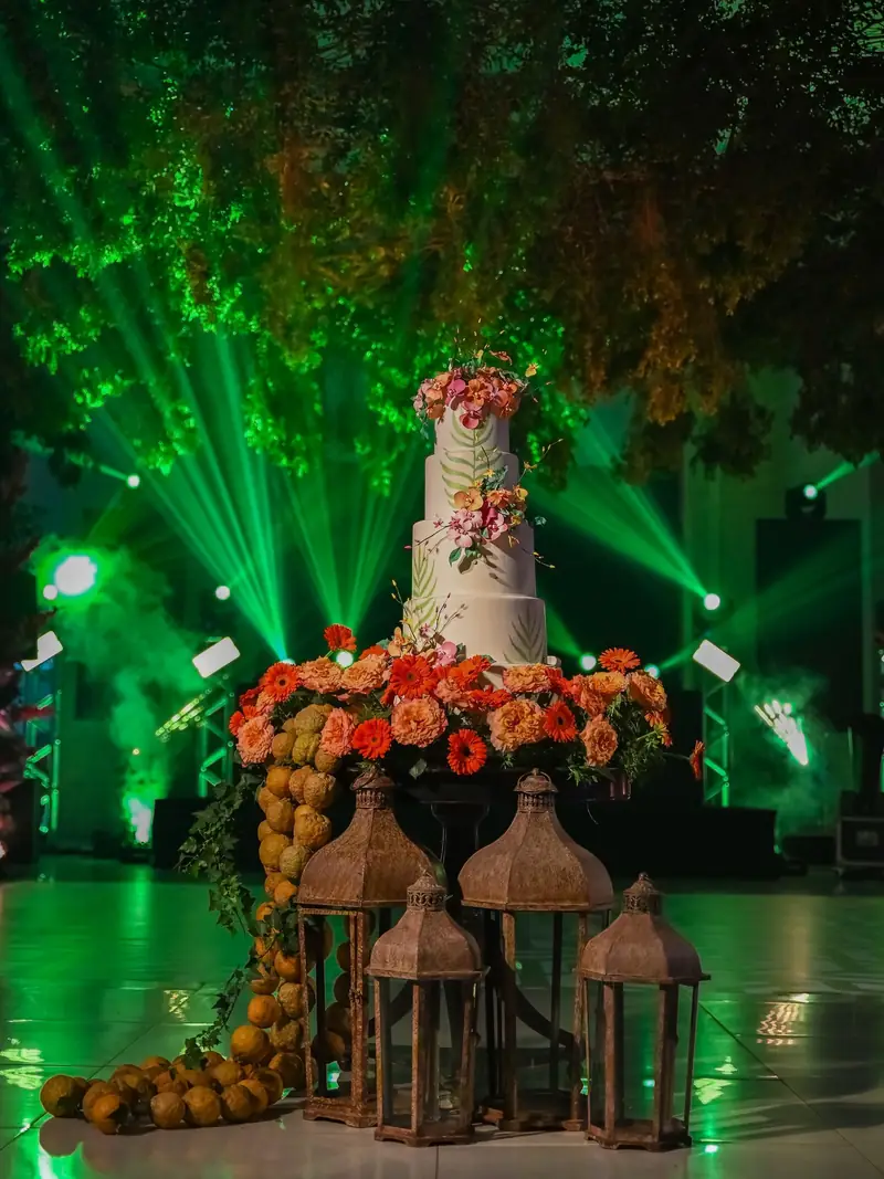 Torta de quince entre flores y luces verdes